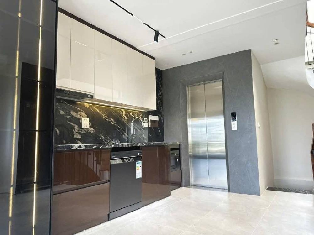 Bán Nhà 5 Tầng 40m² - Thang Máy, Ô Tô Đỗ Cửa, Vị Trí Vàng Hà Nội