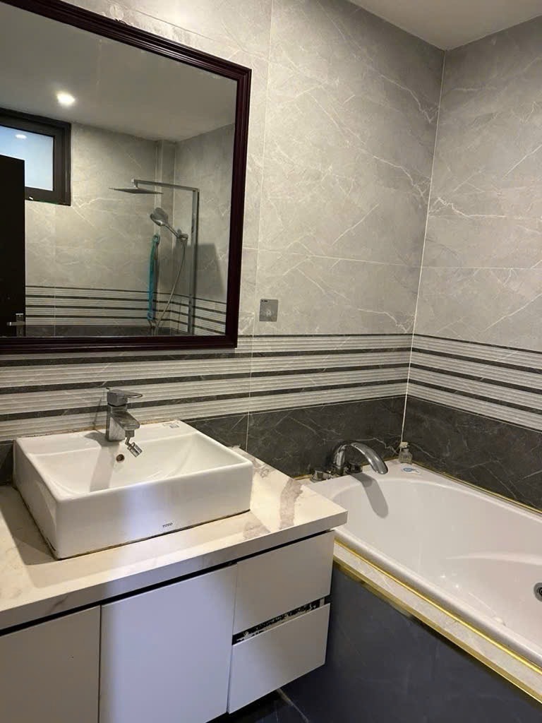 Bán nhà nghi tàm 5 tầng, thang máy, 2 thoáng - Vị trí đẹp, giá 18 tỷ