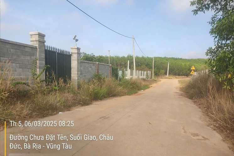 Chủ có việc cần ra gấp lô này
giá chốt 720t 
Đất đã có tường rào trước sau như hình thực tế.
DT