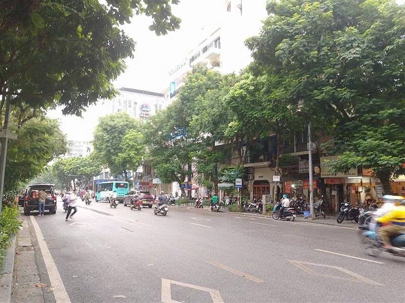 Bán Nhà Mặt Phố Bà Triệu 190m2 - Mặt Tiền 7m - Vị Trí Đắc Địa