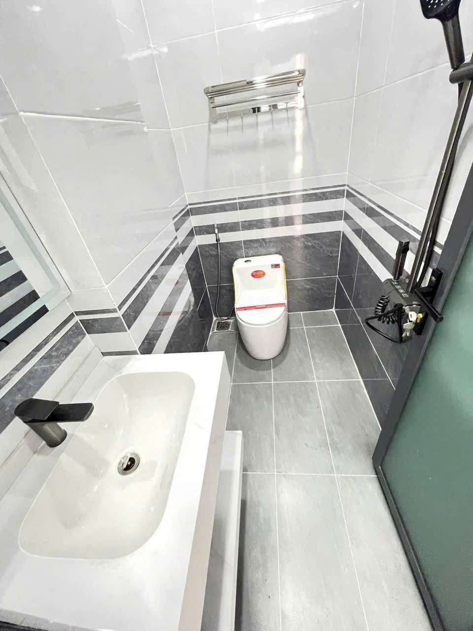 Nhà hẻm Bình Thành, Bình Hưng Hòa B: 72m2, 3 Lầu, 4PN, 5WC - Giá 6.7 Tỷ