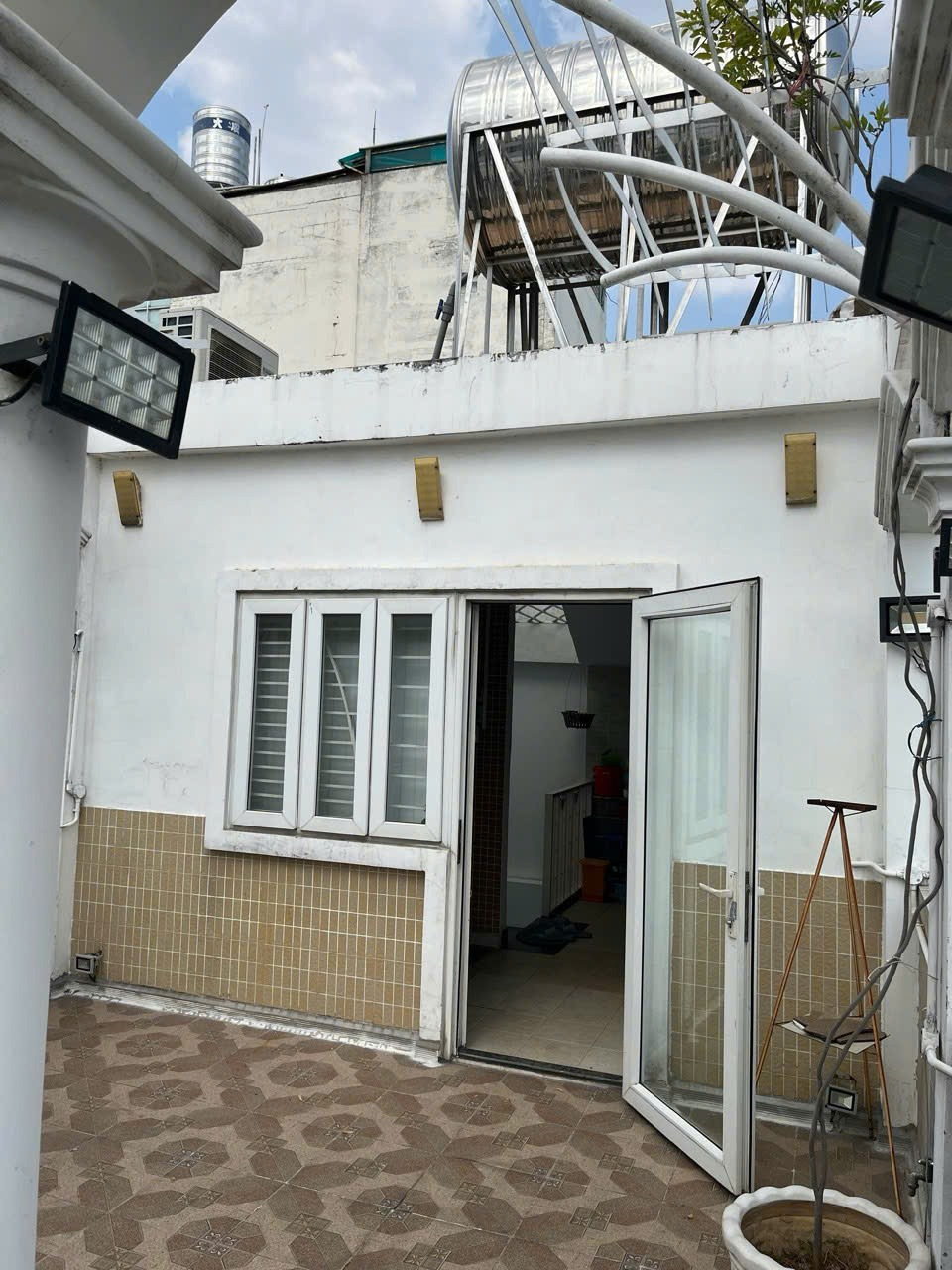 Bán Nhà Mặt Tiền Góc 3 Tháng 2 & Lý Nam Đế, Quận 11 - Vị Trí Đắc Địa