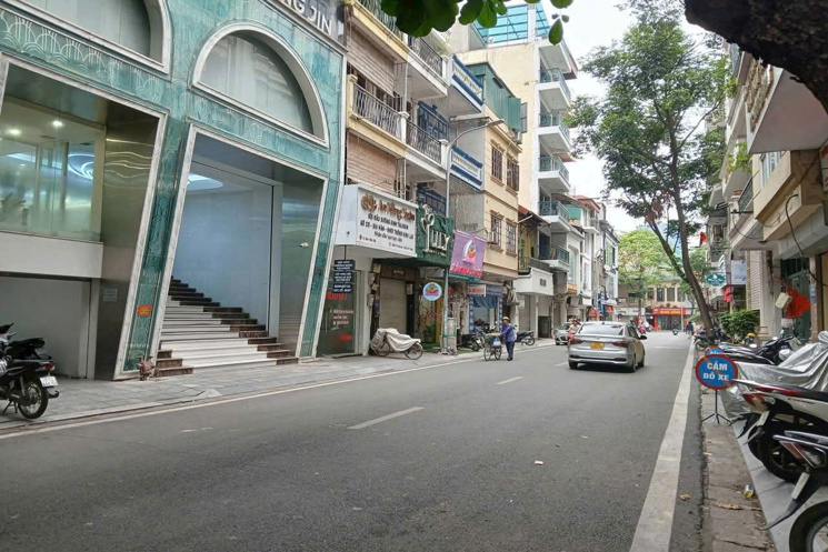 SIÊU PHẨM MAI HẮC ĐẾ SIÊU HIẾM  NHÀ BÁN HÀNG XÓM VINCOM BÀ TRIỆU , PHỐ HUẾ.
QUẬN HAI BÀ TRƯNG MẶT