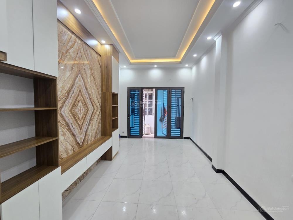 Bán Gấp Nhà Phố Xốm 33m2, 5 Tầng, Mặt Ngõ Thông, Ô Tô Vào Cận