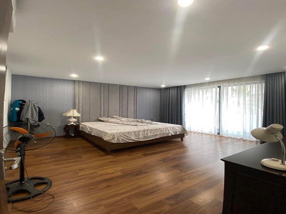 Nhà Góc Phố Hoàng Cầu 102m2 - Kinh Doanh Sầm Uất, Ô Tô Đỗ Cửa