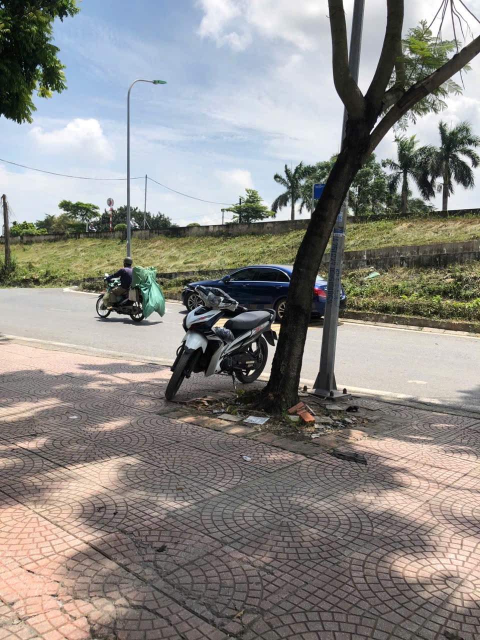 Cho thuê tầng hầm & tầng 1 tòa nhà 5 tầng, số 15 Bát Khối, Long Biên - Giá Tốt
