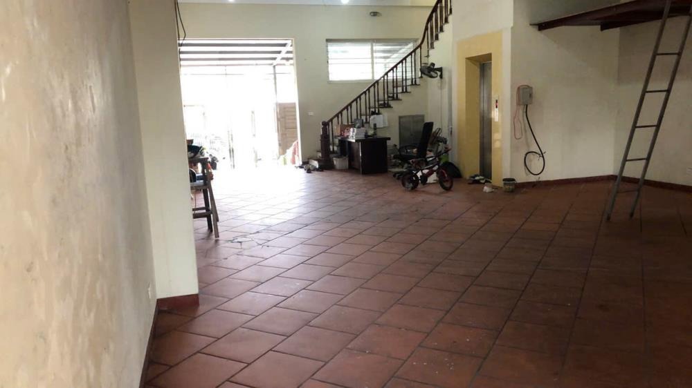 Cho thuê tầng hầm & tầng 1 tòa nhà 5 tầng, số 15 Bát Khối, Long Biên - Giá Tốt