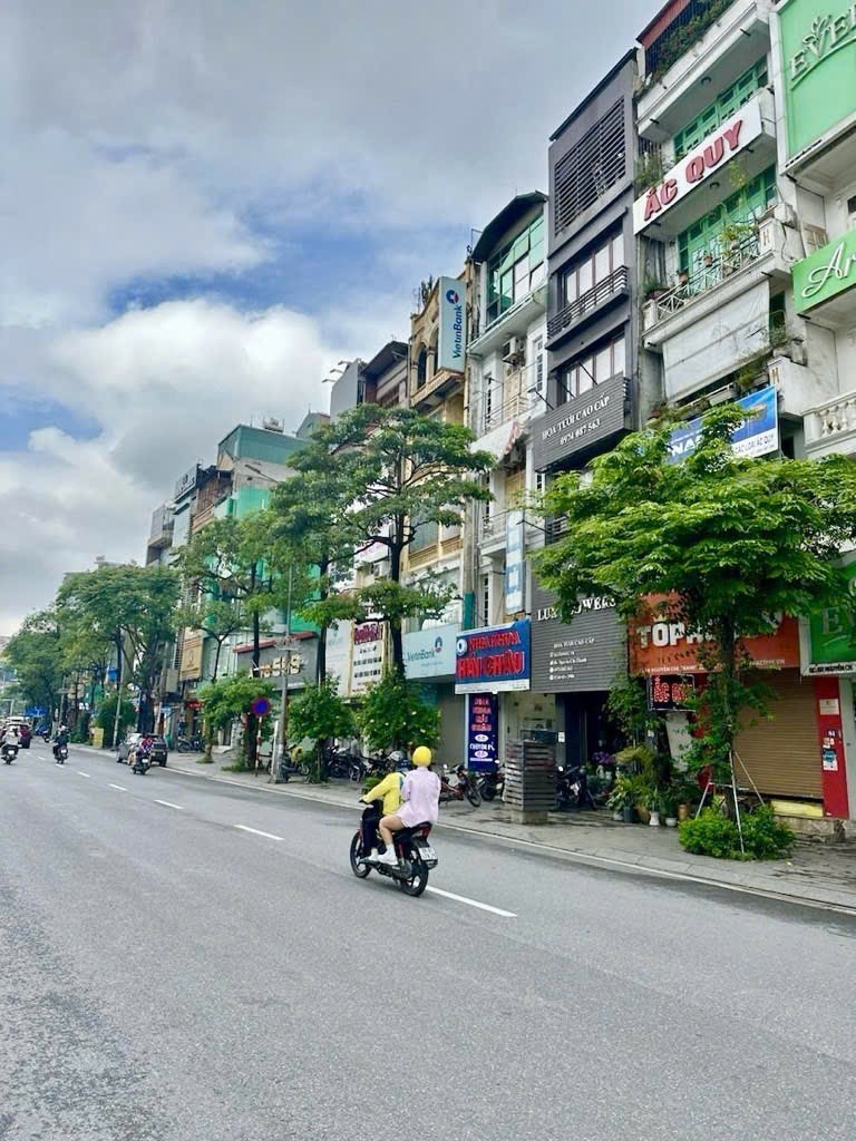 Bán nhà mặt phố Nguyễn Chí Thanh - 400m2, Góc 3 Mặt, Vị trí Vip