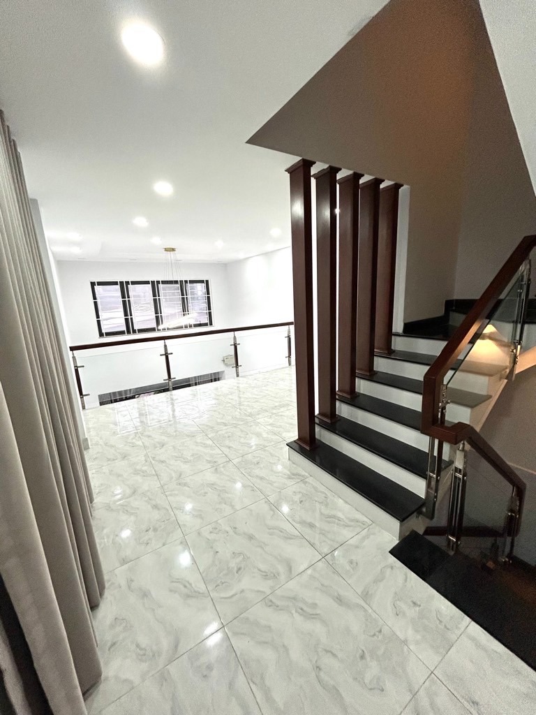 Bán Nhà HXH Quận 7 - 56.2m2 - 4PN - Giá 10.8 Tỷ - Vị Trí Đắc Địa