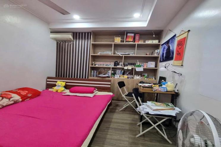 Ngôi nhà nằm trong khu vực dân cư sầm uất, gần chợ, trường học liên cấp, phù hợp cho gia đình có