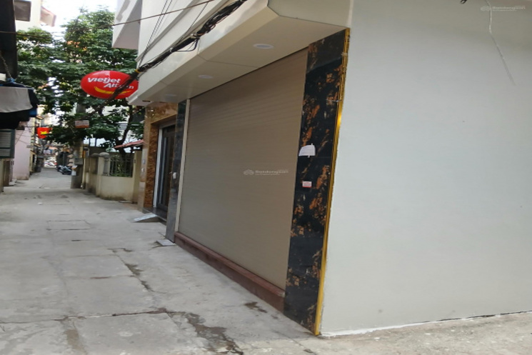Ngôi nhà nằm trong khu vực dân cư sầm uất, gần chợ, trường học liên cấp, phù hợp cho gia đình có