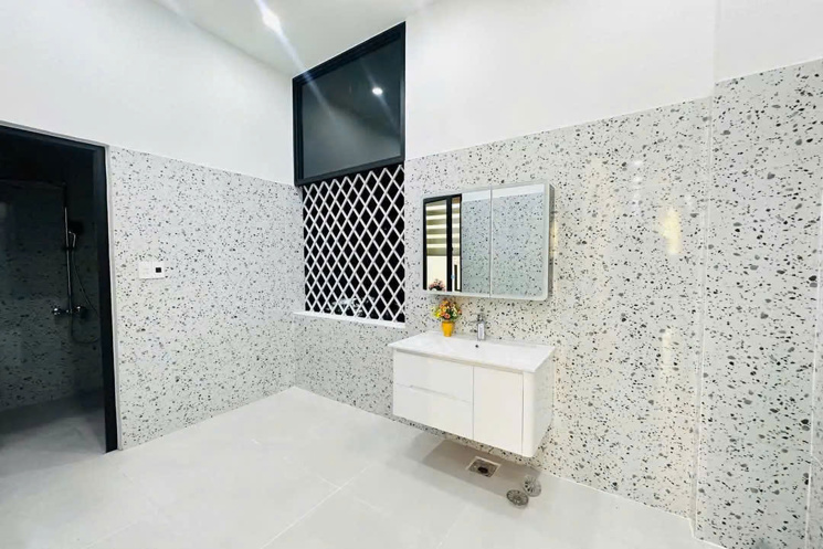 Nhà kiên cố, Mặt Phố, Trung Tâm Cẩm Lệ giá tốt. Nhà 3 tầng Mặt Tiền Đường Nguyễn Văn Huyên. Phía