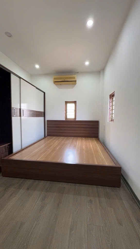 Bán Gấp Nhà 60m2, 4 Tầng, Hoàng Quốc Việt - Giá 9 Tỷ, Sổ Đỏ Vuông