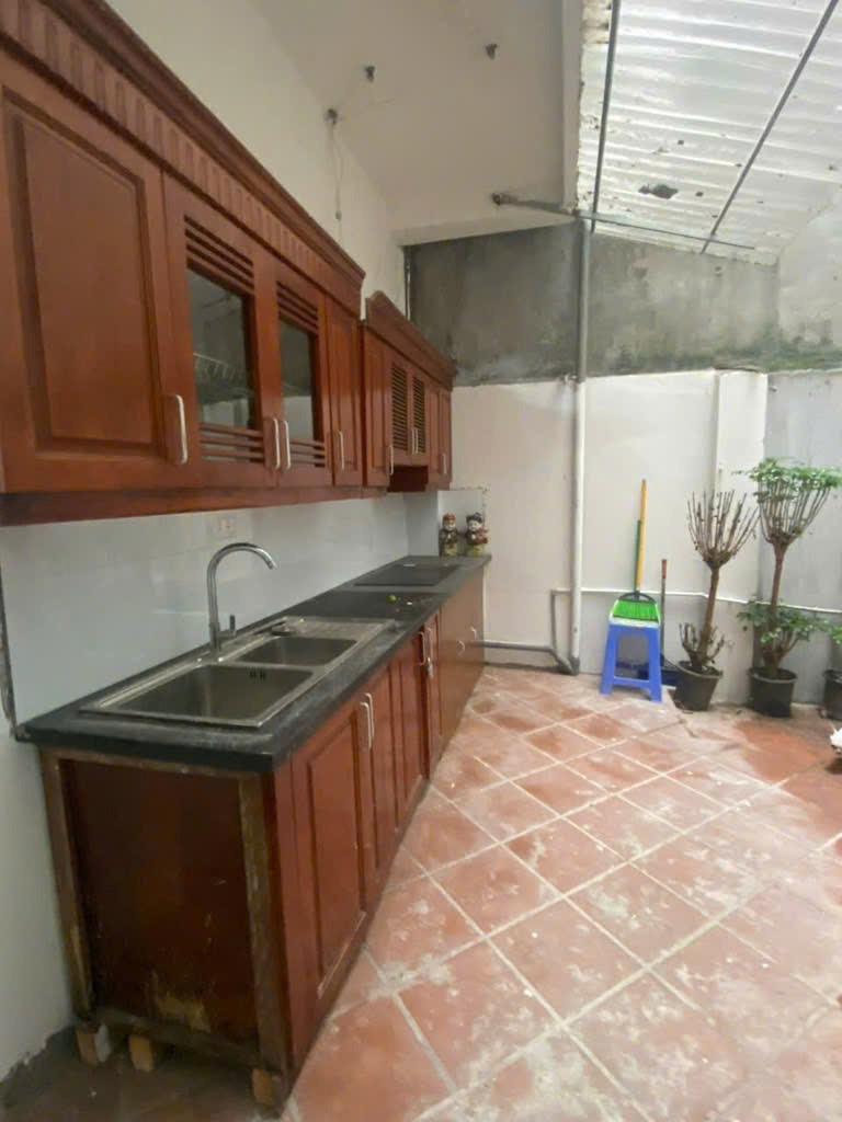 Bán Gấp Nhà Đất Trung Tâm Cầu Giấy - 93.6m² - Giá 17.7 Tỷ