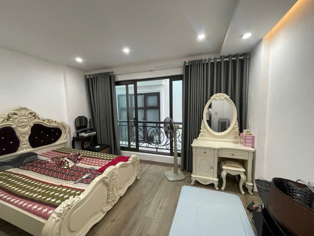 Bán nhà Trần Thái Tông 42m2, 5 tầng, 7.1 tỷ, Nở hậu, Thang máy, Cầu Giấy