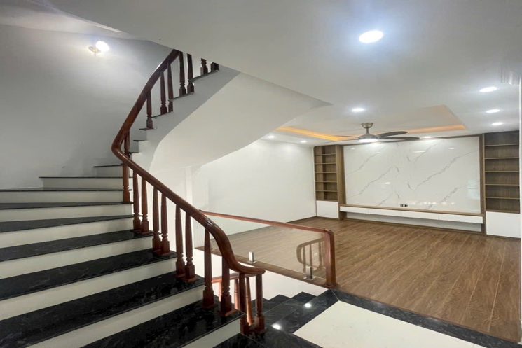 Ế ẩm quá giảm kịch khung căn nhà 5 tầng tại Vân Canh oto cách nhà 50m đi bộ