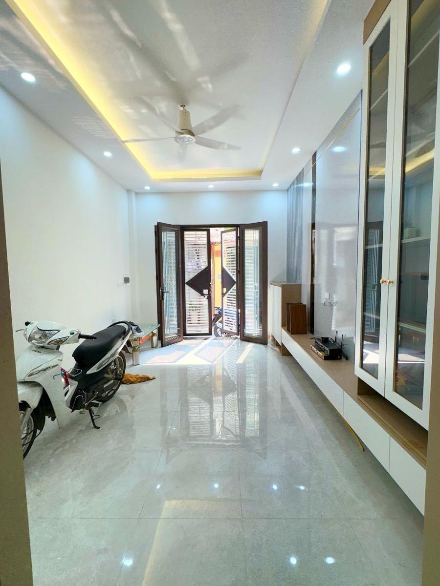 Bán nhà mới tinh 31-34m² 5 tầng, mặt tiền 3.3m, giá 8.8 tỷ - Nguyễn Văn Huyên