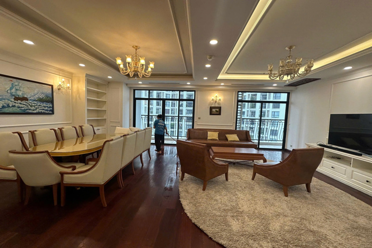Cho thuê căn 221m2 ại ROYAL CITY , giá  50 triệu / tháng , LH  584146888 khi cần thuê chung cư