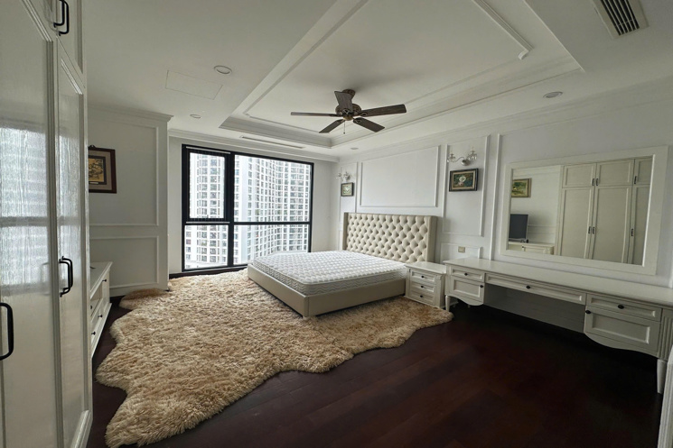 Cho thuê căn 221m2 ại ROYAL CITY , giá  50 triệu / tháng , LH  584146888 khi cần thuê chung cư