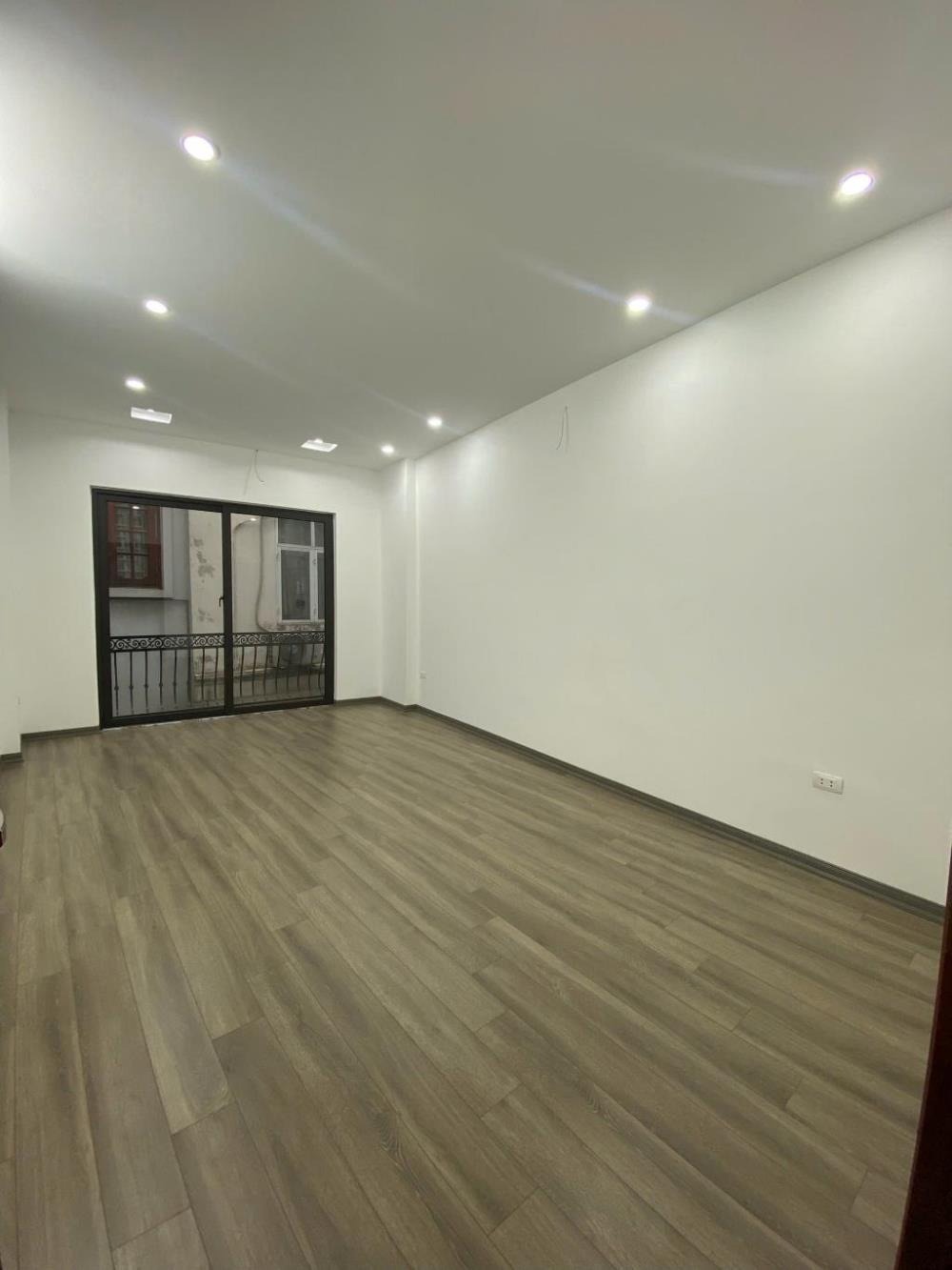 Nhà Mới 5 Tầng, Thang Máy, Hào Nam - Đê La Thành - Giá 11.2 Tỷ