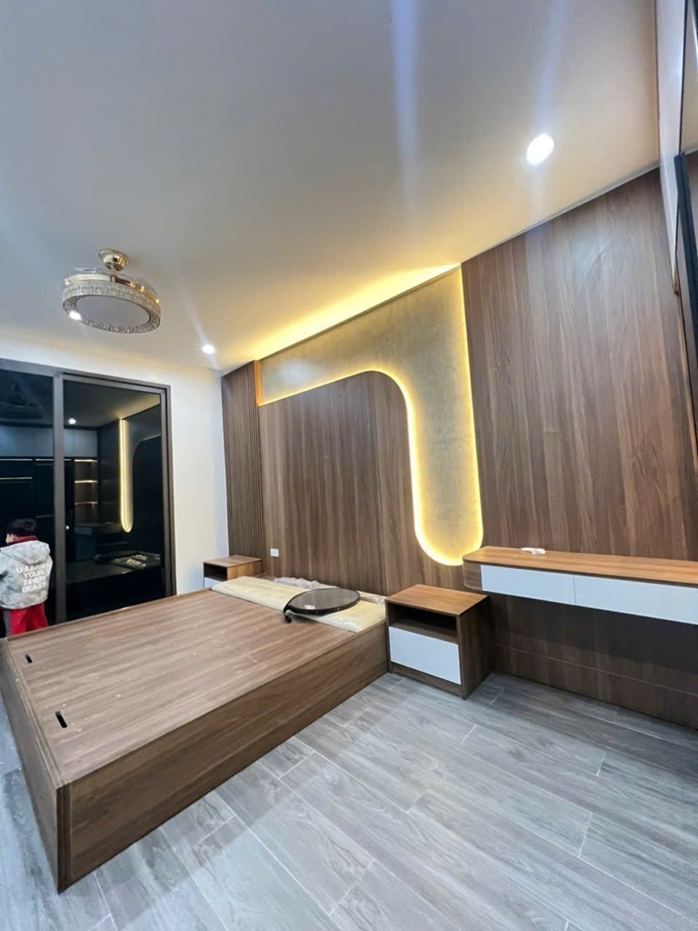 Bán Nhà Đông La - 32m2, 5 Tầng, 4.9 Tỷ - Vị Trí Đẹp, Ô Tô Vào Nhà