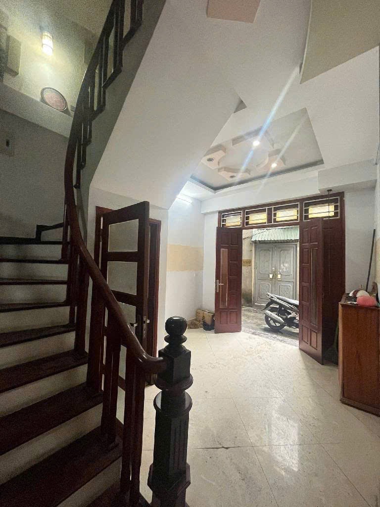 Bán nhà Trung Kính 46m² - 5 Tầng, Mặt Tiền 4m - Giá 8.9 Tỷ