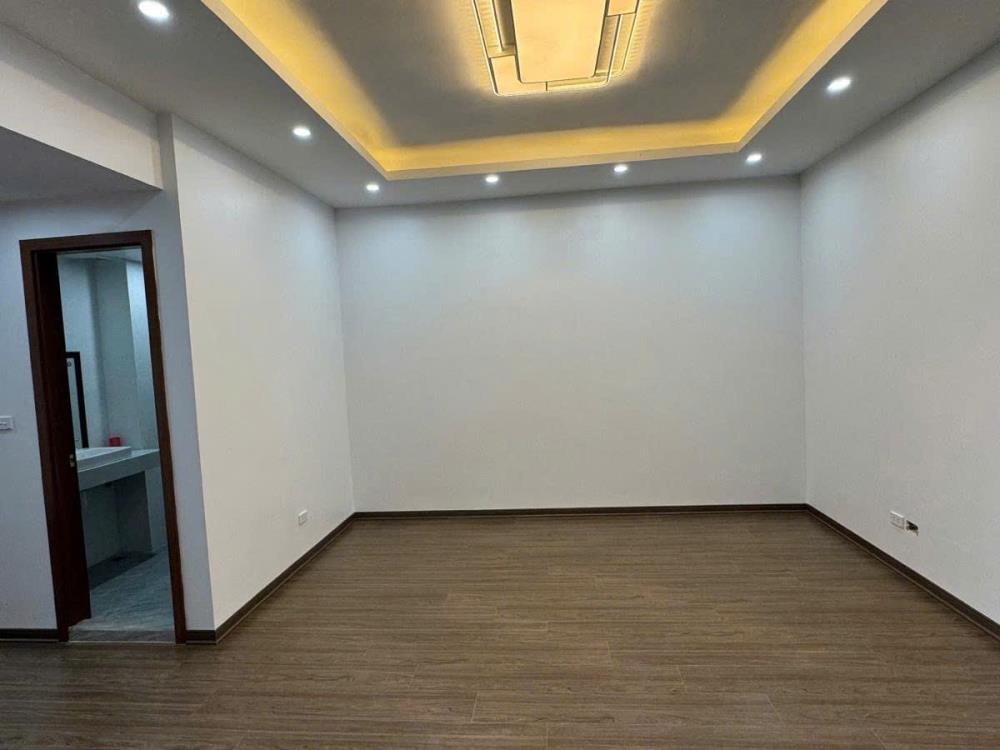 Nhà Mặt Phố Hào Nam - 105m2 - 5 Tầng - Giá 50 Tỷ - Vị Trí Trung Tâm