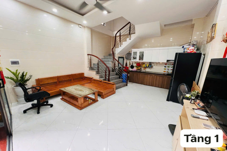 BÁN NHÀ LONG BIÊN – 34M² – 5 TẦNG – 2 THOÁNG – 6,7 TỶ – PHỐ TRẠM, NHÀ ĐẸP GẦN Ô TÔ