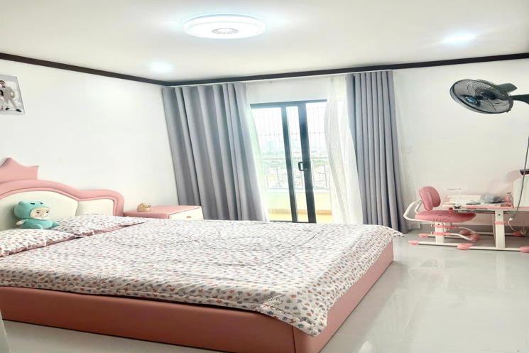 Cơ hội vàng! Bán gấp căn hộ 131m2, 3PN, tầng 18, view đẹp, sổ hồng, Q7, giá chỉ 4.6 tỷ, đường Trần