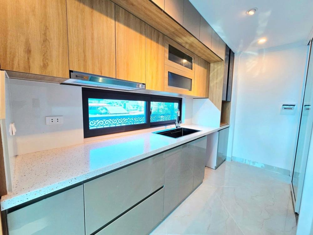 Nhà Phân Lô 8 Tầng, Mặt Tiền Rộng 7.3m, Ô Tô Tránh - Giá 18.5 Tỷ