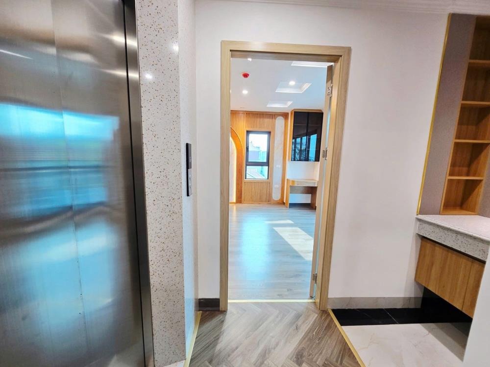 Nhà Phân Lô 8 Tầng, Mặt Tiền Rộng 7.3m, Ô Tô Tránh - Giá 18.5 Tỷ