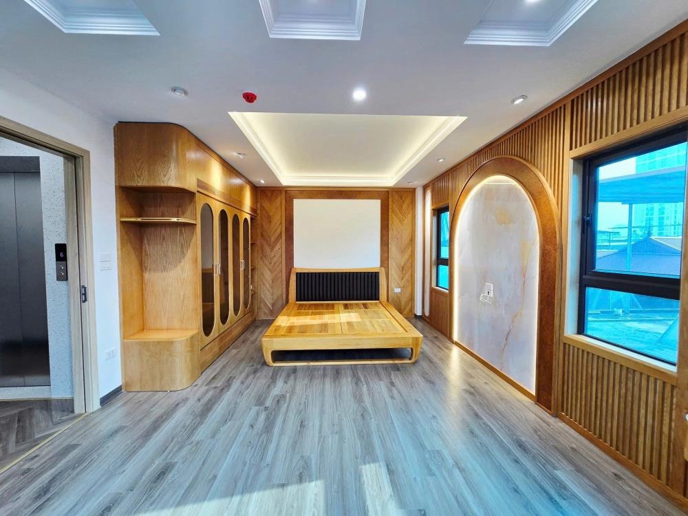 Nhà Phân Lô 8 Tầng, Mặt Tiền Rộng 7.3m, Ô Tô Tránh - Giá 18.5 Tỷ