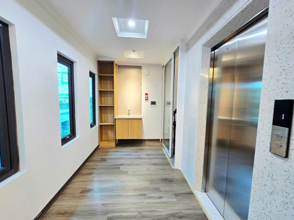 Nhà Phân Lô 8 Tầng, Mặt Tiền Rộng 7.3m, Ô Tô Tránh - Giá 18.5 Tỷ