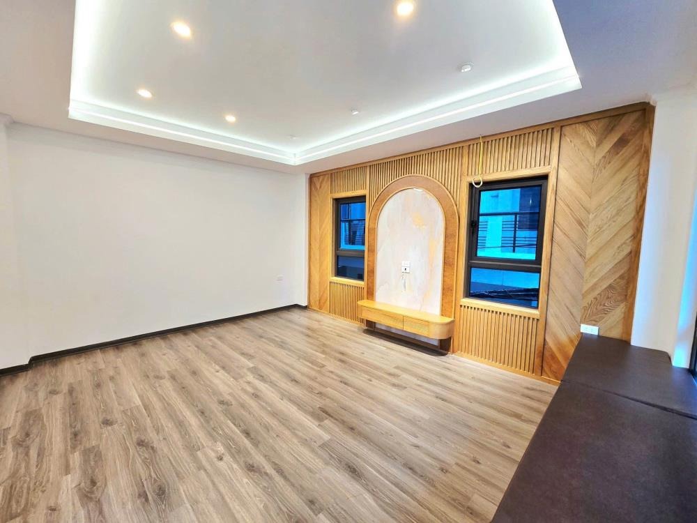 Nhà Phân Lô 8 Tầng, Mặt Tiền Rộng 7.3m, Ô Tô Tránh - Giá 18.5 Tỷ
