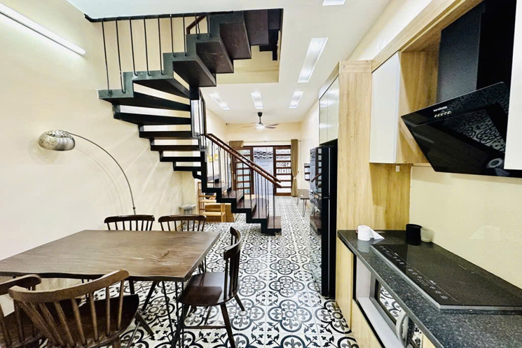 Nhà Tứ Liên phân lô - dân xây - ngõ thông - 20m oto giá nhỉnh 9 tỷ