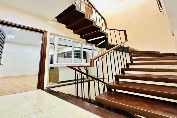 Nhà Tứ Liên phân lô - dân xây - ngõ thông - 20m oto giá nhỉnh 9 tỷ