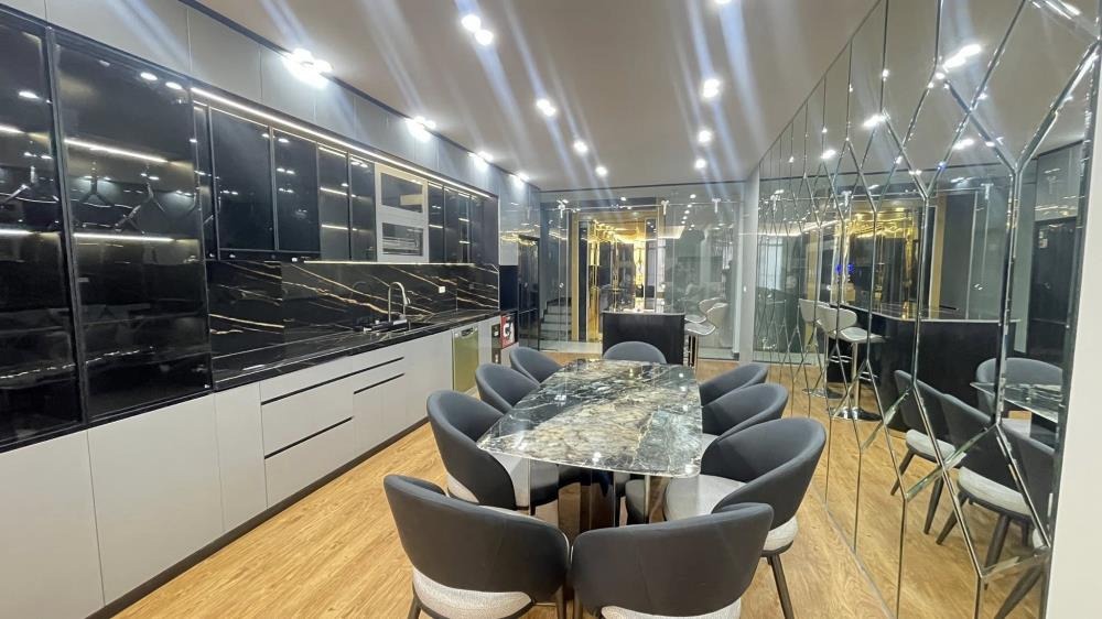 Bán nhà Nguyễn Văn Cừ, Long Biên 7 Tầng, Ô Tô Vào Nhà - Giá 28 Tỷ