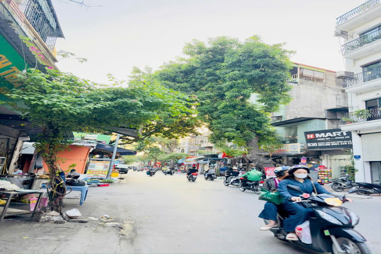 LÔ GÓC, 1 MẶT PHỐ 2 MẶT NGÕ Ô TÔ, 
 MẶT TIỀN HOA HẬU LÀ CON PHỐ ĐỊNH CÔNG THƯỢNG ĐÓN ĐẦU ĐƯỜNG