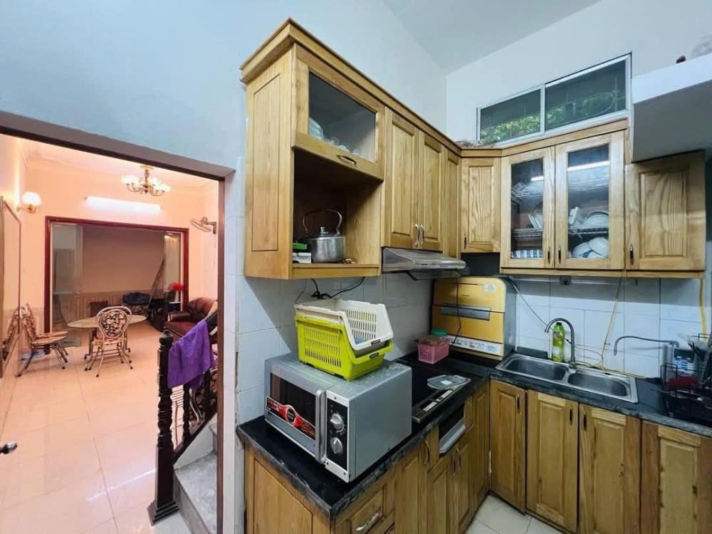 Cho Thuê Nhà 3 Tầng Đường Láng, Đống Đa - Giá 15 Triệu/Tháng