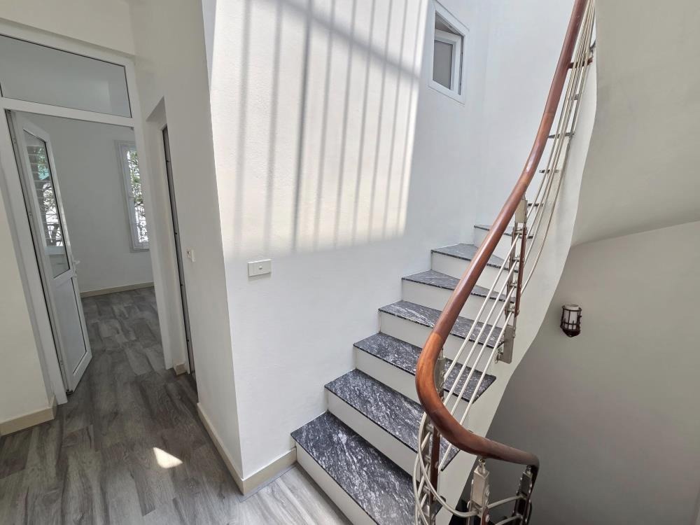 Bán nhà Mỹ Đình 41-45m2, 4 tầng, Mặt tiền 3.7m, Giá 9.5 tỷ - Lô Góc, KCBT