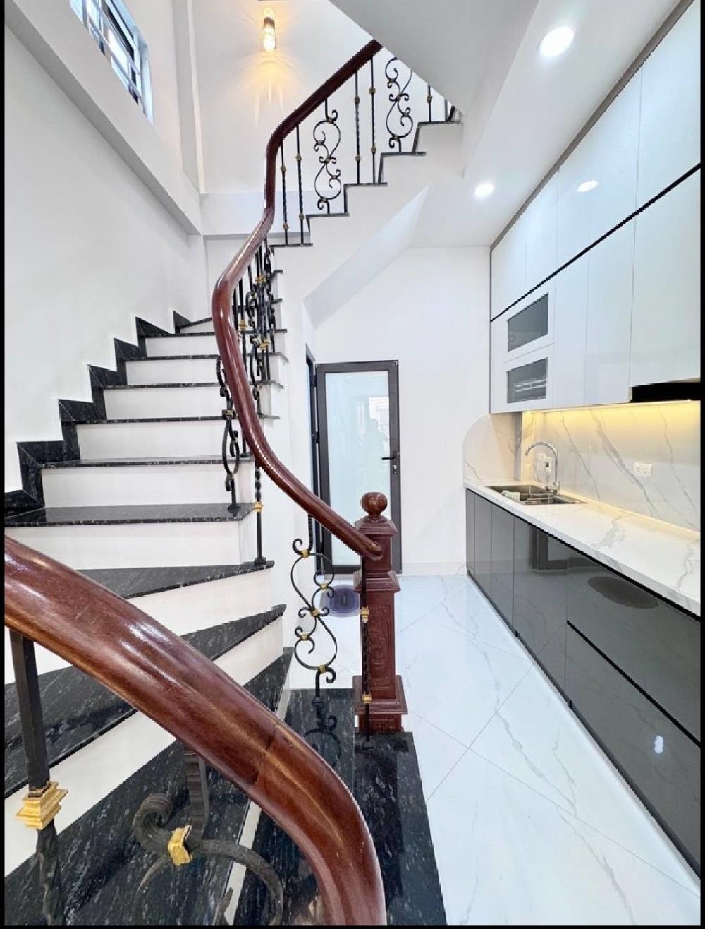 Bán nhà Tam Trinh 35m² 6 Tầng - Vị Trí Đắc Địa, Giá Tốt