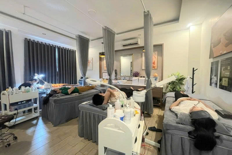 BÁN NHÀ MẶT TIỀN KHU VIP – 4 TẦNG CÓ THANG MÁY – ĐỐI DIỆN CHỢ, CẠNH TRUNG TÂM THƯƠNG MẠI