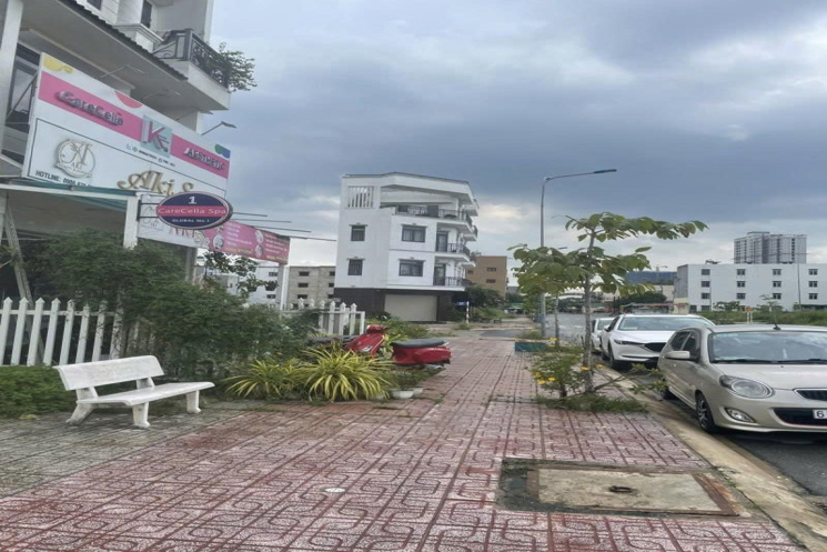 BÁN NHÀ MẶT TIỀN KHU VIP – 4 TẦNG CÓ THANG MÁY – ĐỐI DIỆN CHỢ, CẠNH TRUNG TÂM THƯƠNG MẠI
