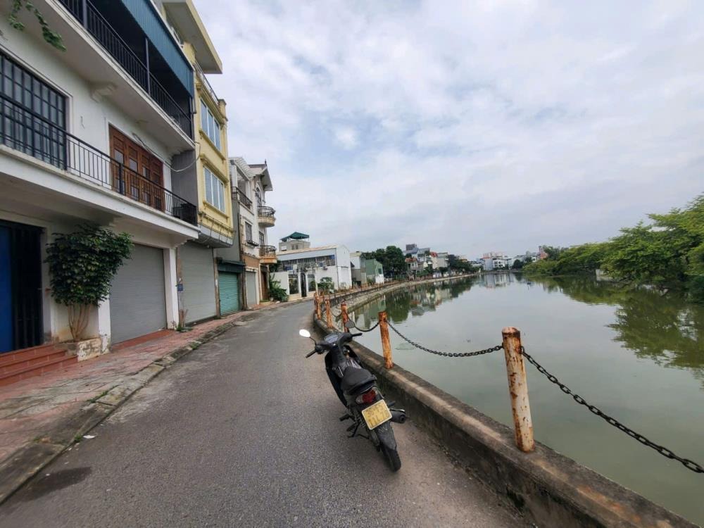 Bán Nhà Vườn Hồ 2, Cự Khối 3 Tầng, 83m², Mặt Tiền 8.2m, Ô Tô Tránh - 16 Tỷ