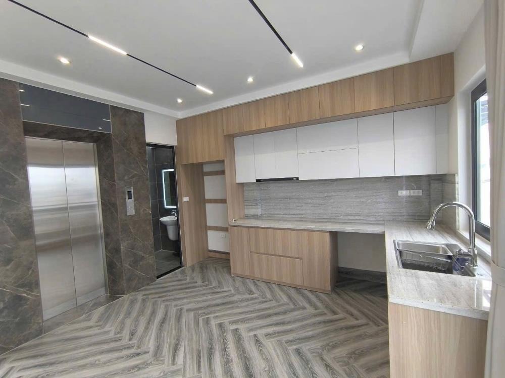 Bán Nhà Mới Xây Phố Trạm, Gần Aeon Long Biên: Thang Máy, Gara Ô Tô, 10.6 Tỷ