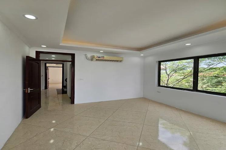 Bán nhà  riêng phố Thanh Am ô tô đỗ cổng 36m2 X 5 Tầng 6.15 tỷ Long Biên