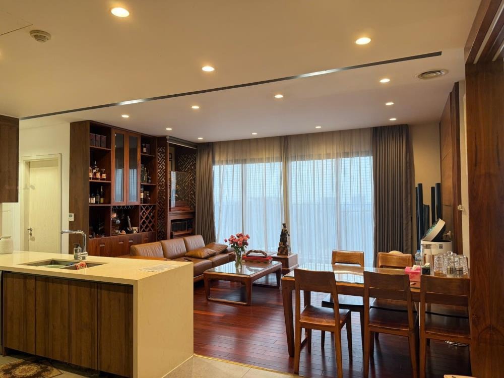 Bán căn hộ Vinhomes D’Capitale C6 - 3PN, 110m2, View Phố - Giá Tốt