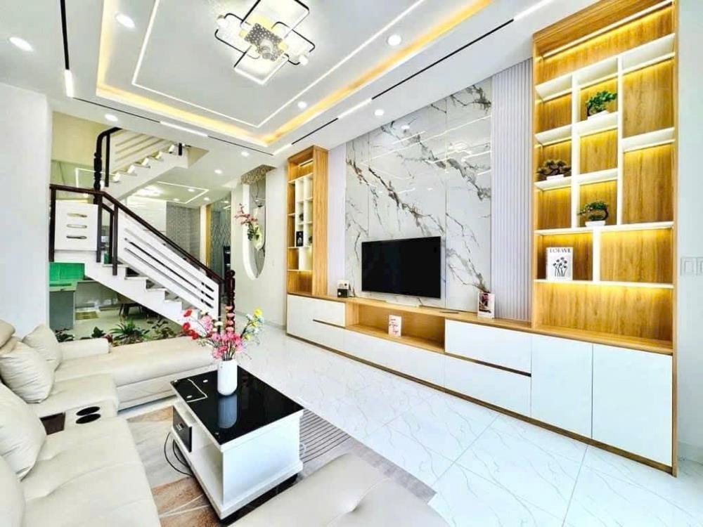 Bán Gấp Nhà 3 Tầng Hoàng Diệu, Quận 4 - 49m2, SHR - Giá 3.85 Tỷ