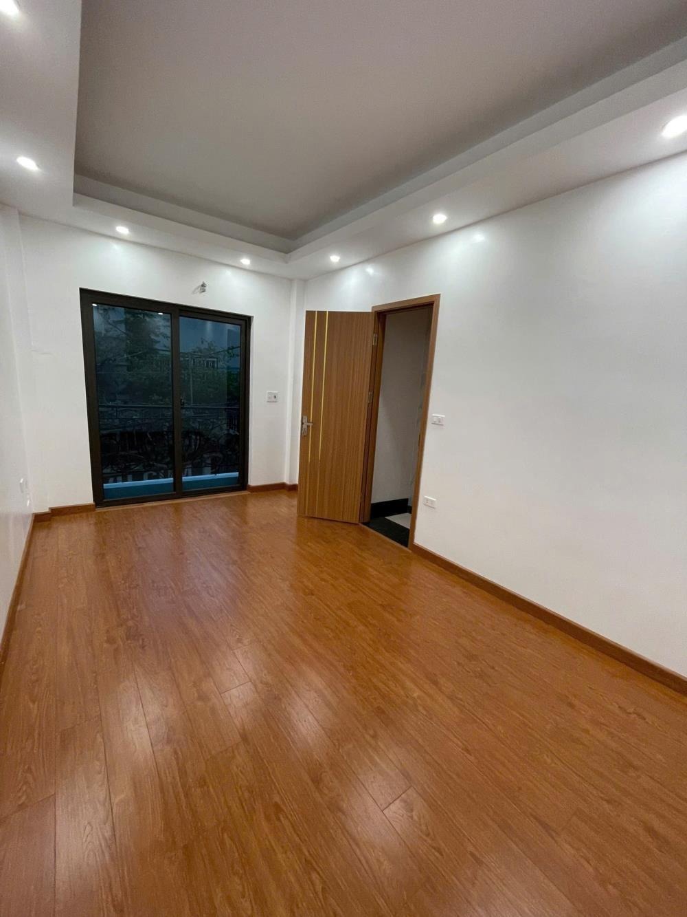 Nhà Mới 6 Tầng, 30m2, Mặt Tiền 6m, Giá 6.48 Tỷ - Hoàng Liên, Ô Tô Đỗ Cửa