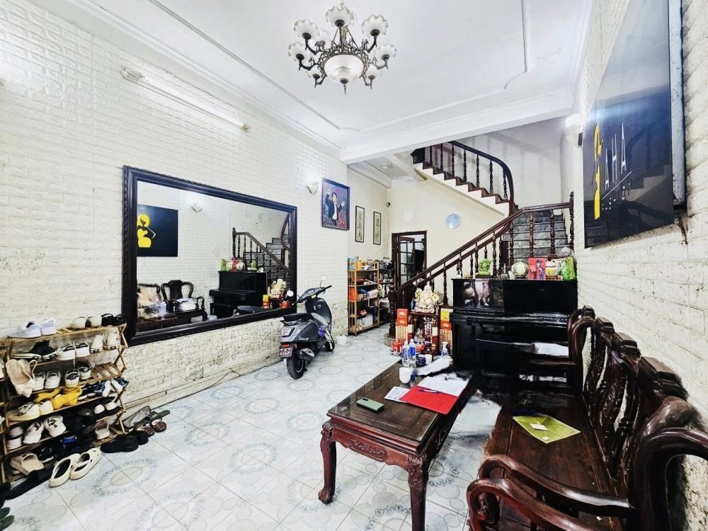 Bán nhà Nguyễn Khang 85m² - 4 Tầng, Mặt Tiền 4.3m - 20 Tỷ - Ô Tô Đỗ Cửa